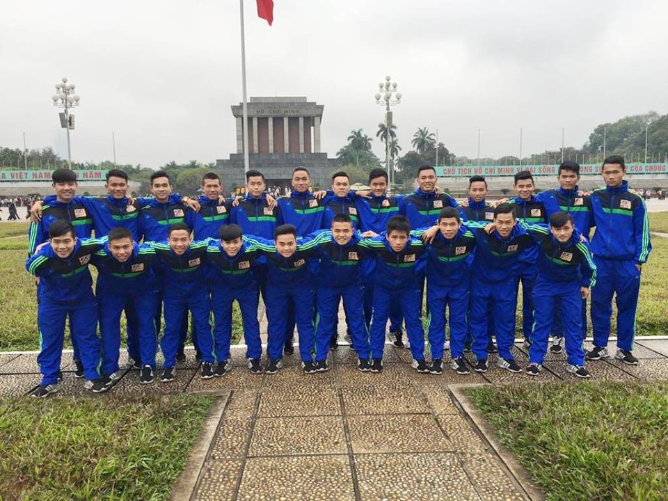 Đội tuyển U19 Huế ra thăm lăng Bác (ảnh: HLV Nguyễn Đình Tuấn, Phó Đoàn bóng đá Huế cung cấp)