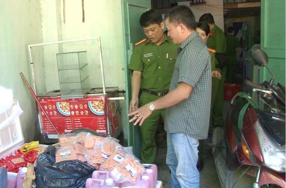 Đội Cảnh sát phòng chống tội phạm môi trường - Công an thành phố Huế phát hiện,bắt giữ hàng trăm ký hàng ăn quà vặt không nguồn gốc, nhãn mác tại 15A đường Đinh Tiên Hoàng