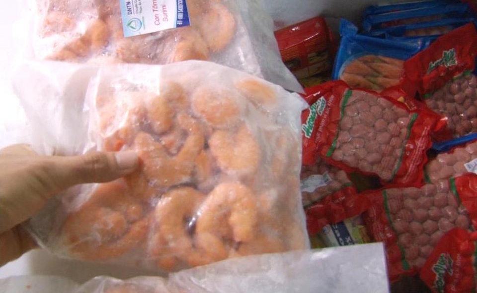 Phát hiện hàng trăm ký đồ ăn vặt bán cho học sinh không xuất xứ - 2
