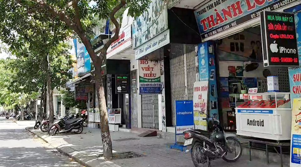 Huế sẽ đề xuất đưa khu Lục Bộ ra khỏi danh sách di sản cấp I - 7 Đường Mai Thúc Loan, rìa ngoài cùng của khu Lục Bộ hiện nhà cửa dân đã có sổ đỏ cùng hàng quán dày đặc