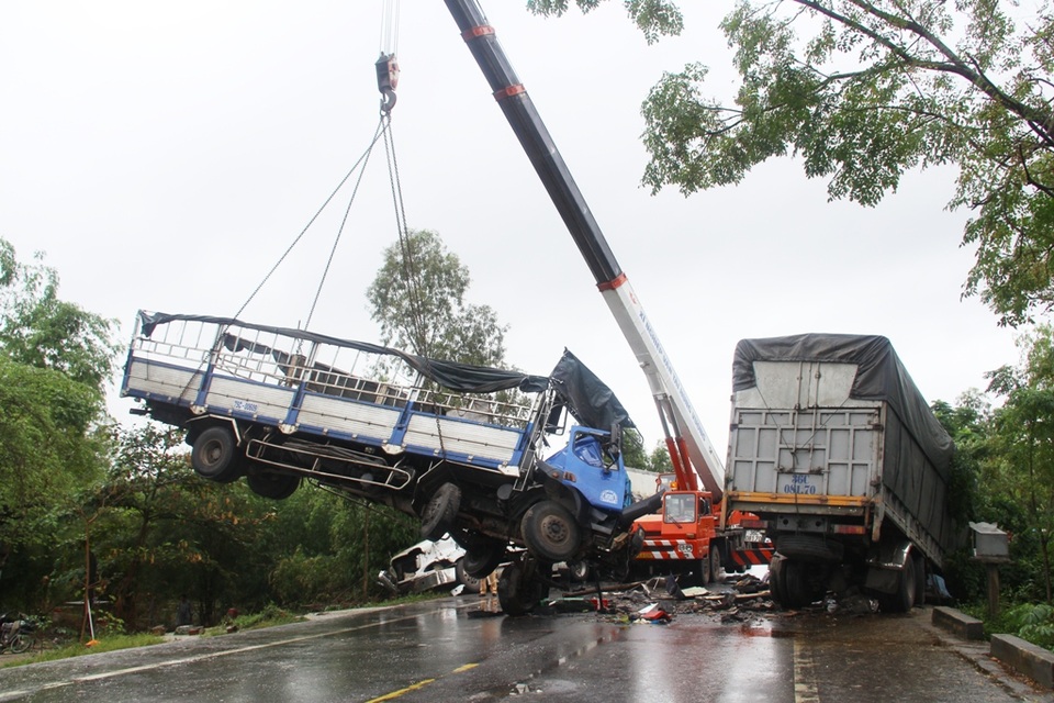 3 xe tải, container đâm nhau kinh hoàng, một người tử vong - 2