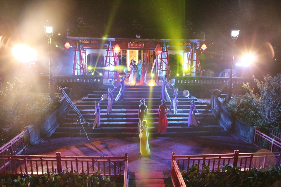 Du khách có thể ngồi ở tầng hai và theo dõi các màn biểu diễn nghệ thuật ngay tại bến Nghinh Lương Đình