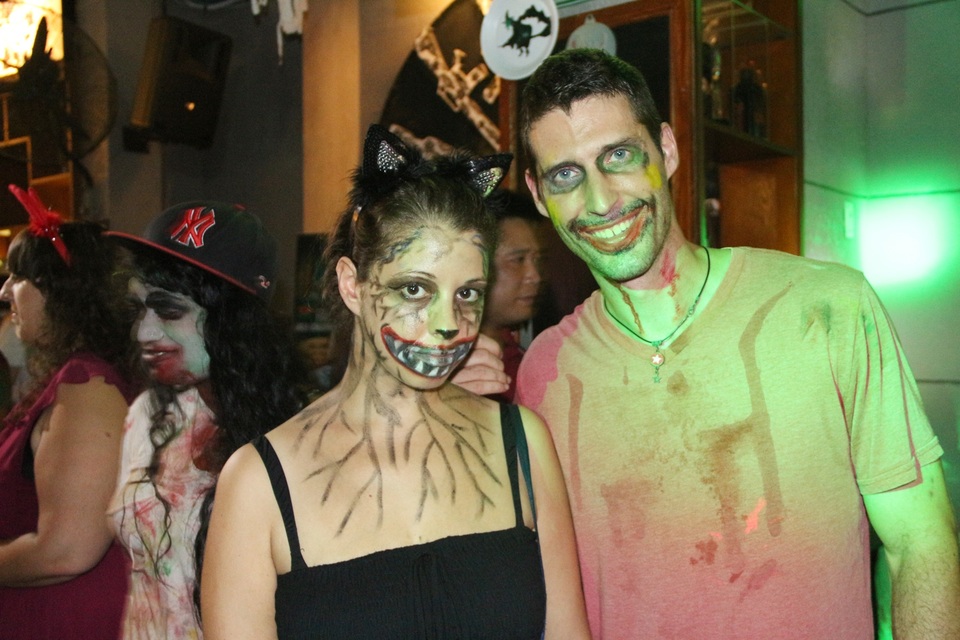 Nhiều du khách Tây hào hứng vui chơi với các tạo hình ấn tượng