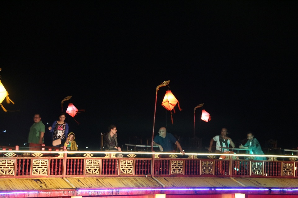 Tầng hai của thuyền là nơi lý tưởng để thưởng ngoạn Huế đêm trên dòng Hương.