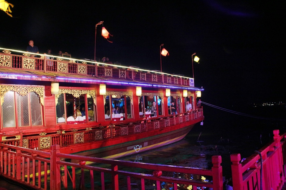 Ngự thuyền cung đình lung linh trong đêm