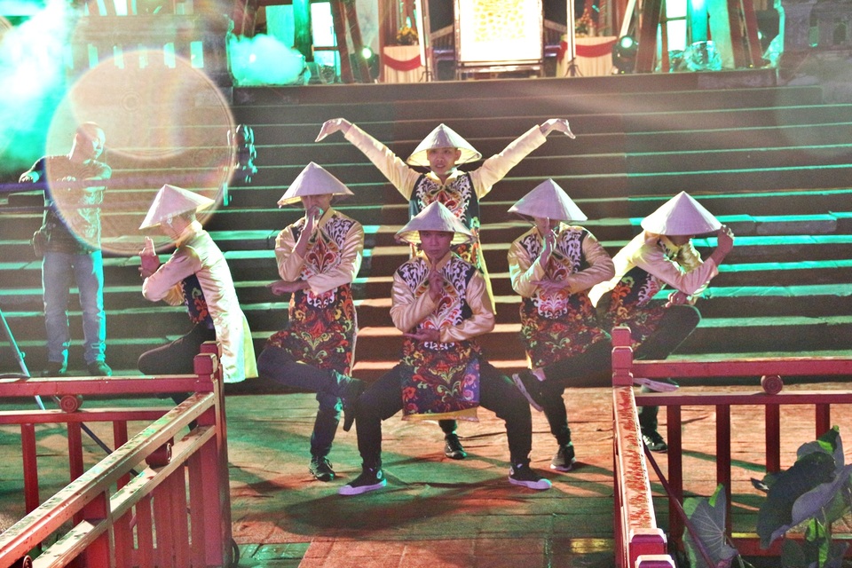 Tiết mục nhảy ấn tượng trong tà áo dài, nón lá tại đêm ra mắt