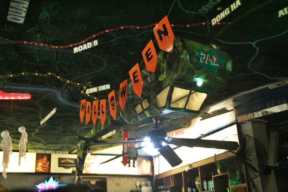 Nhiều địa điểm giải trí tại phố Tây đều được trang trí đậm chất Halloween