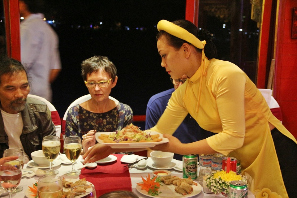 Áo dài là đồng phục của các nhân viên phục vụ