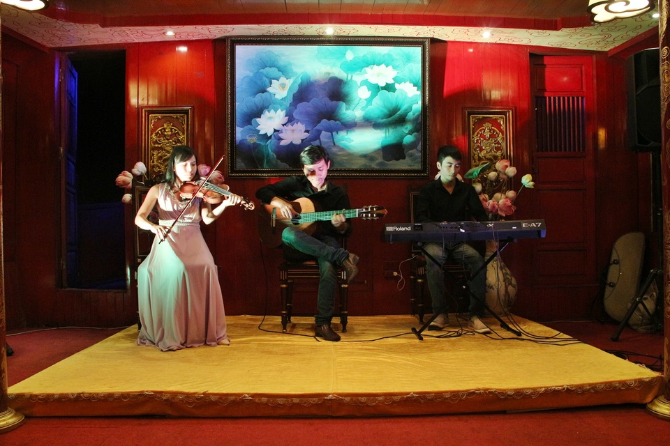 Sân khấu thu nhỏ tầng một giúp du khách thư giãn trong khi ăn uống