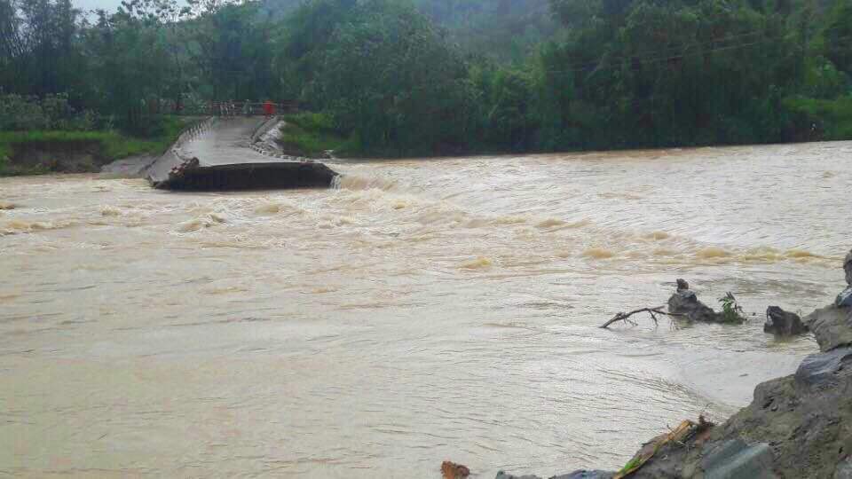Đoạn giữa cầu A Sáp dẫn vào xã Đông Sơn bị trôi hoàn toàn, làm cả xã với hơn 1.400 người dân chủ yếu là đồng bào dân tộc bị cô lập hoàn toàn