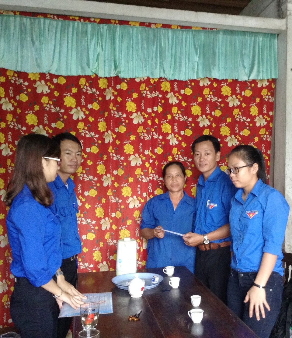 
Đại diện nhà trường đang đến thăm hỏi trao quà cho gia đình các bạn sinh viên của trường bị thiệt hại trong trận lụt vừa qua.
