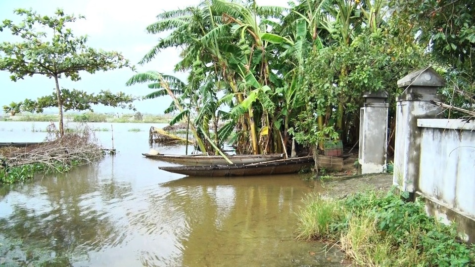 Trưa nay 3 hồ thủy điện, thủy lợi tại Huế xả nước điều tiết lũ - 2 Một số tuyến đường liên thôn xã Hương Vinh, Thị xã Hương Trà đã ngập nước, người dân đi lại bằng ghe