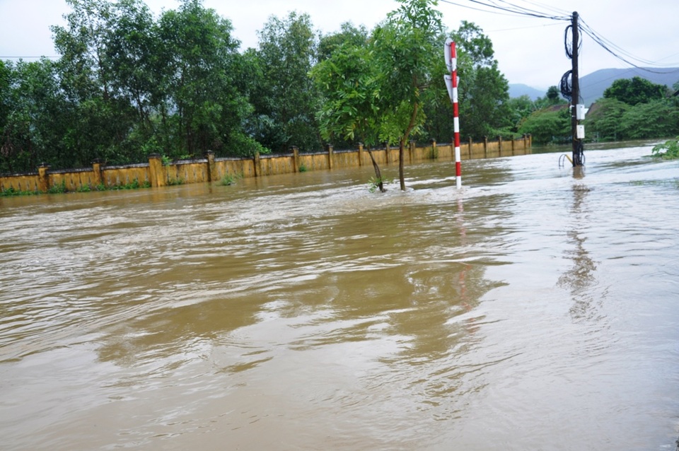 Nước ngập đường vào Trường TH số 1 Lộc Trì (ảnh: Nhân Tuyển)