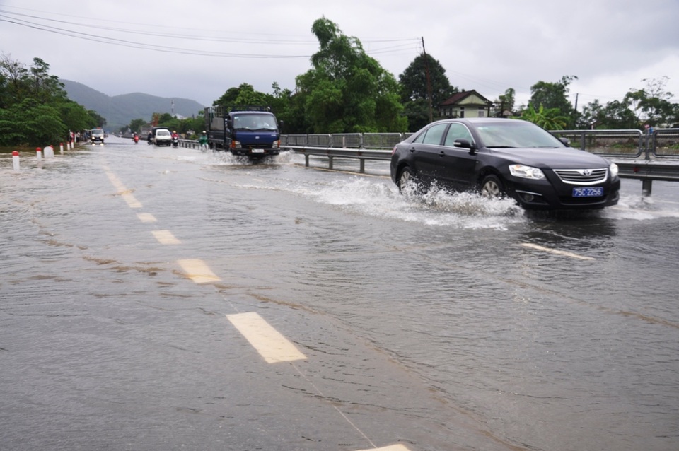 Nước ngập qua QL 1A đoạn qua xã Lộc Trì, huyện Phú Lộc (ảnh: Nhân Tuyển)