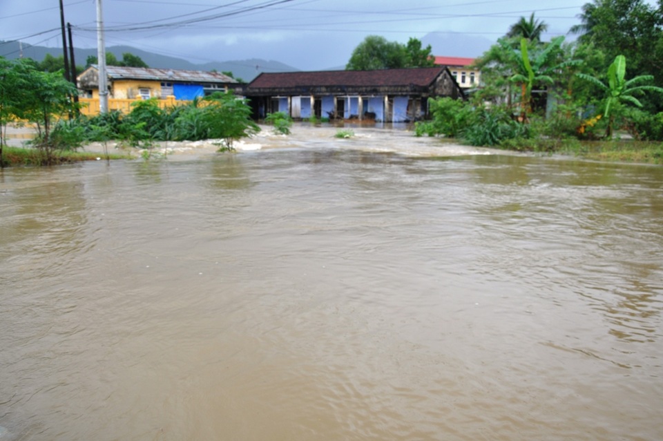 Nước ngập nhà dân ở xã Lộc Trì, huyện Phú Lộc (ảnh: Nhân Tuyển)