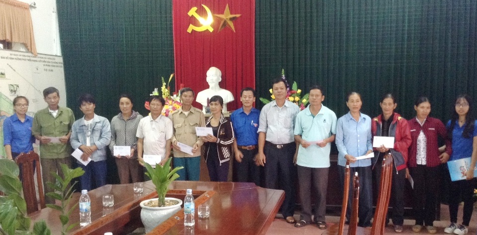 Những phần quà do 4.800 sinh viên trường quyên góp được trao tận tay đến bà con vùng lũ Quảng Bình