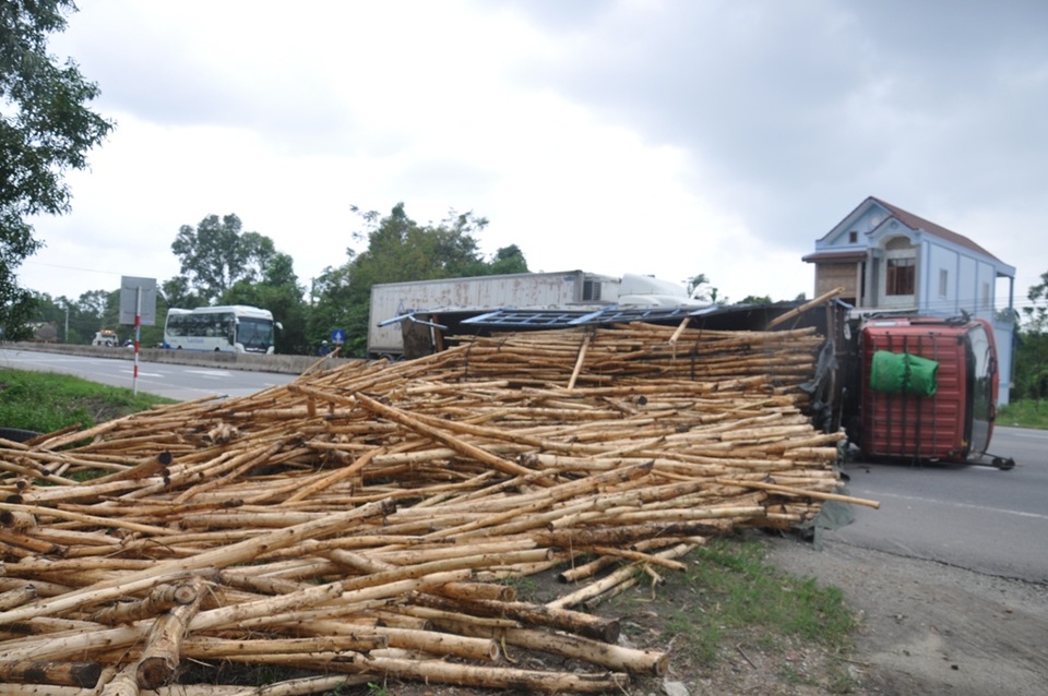 Hàng tấn gỗ tràm đổ xuống phần đường Quốc lộ 1A
