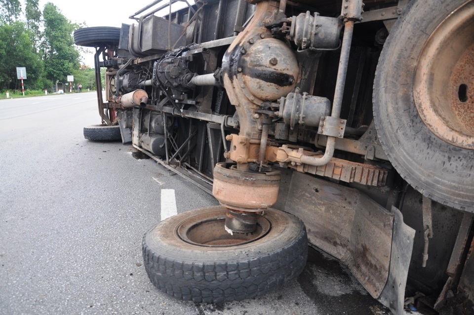 Chiếc xe chở quá nặng nên gãy trục