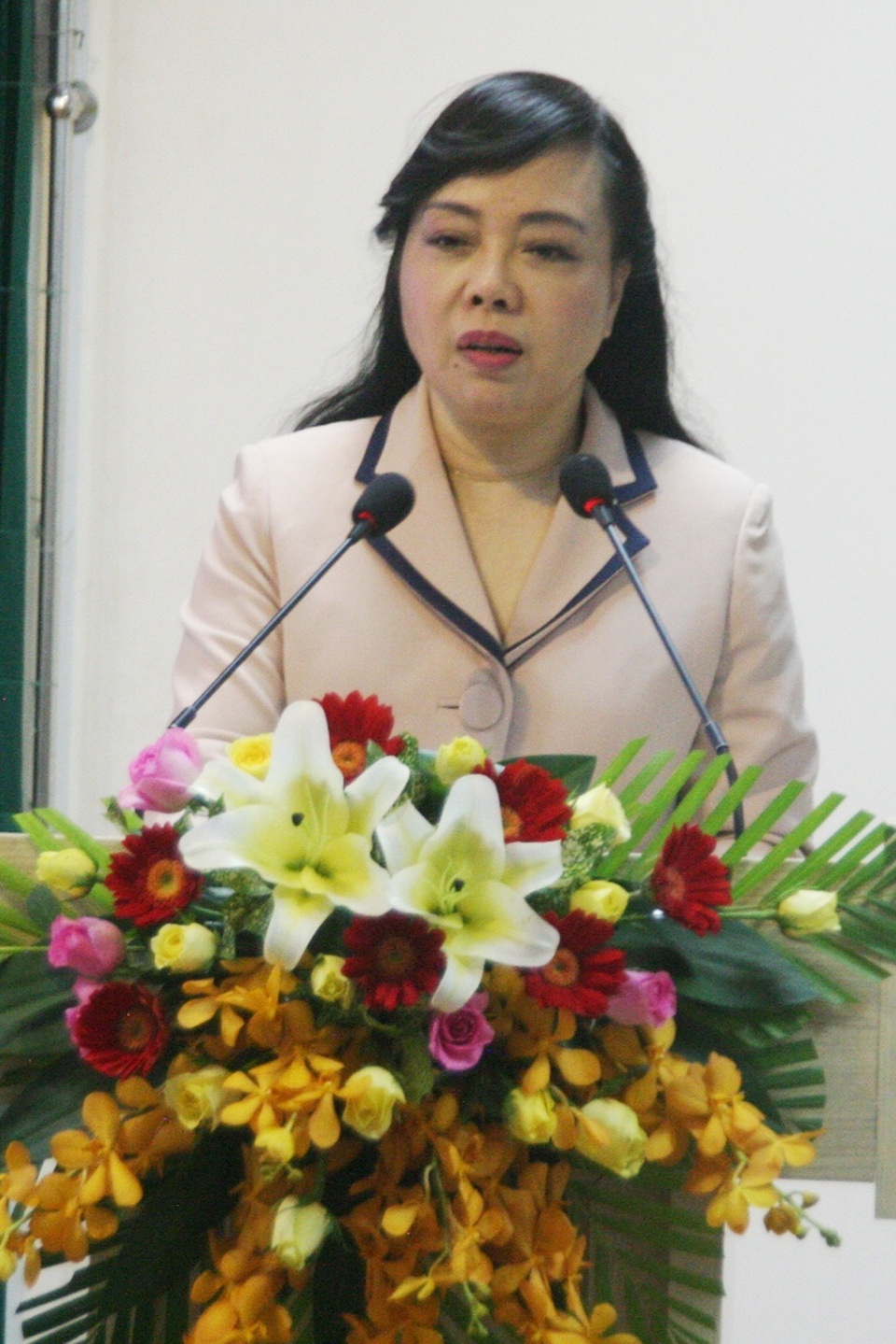 Bộ trưởng Y tế: Chú ý hướng du lịch khám chữa bệnh tại bệnh viện Trung ương Huế - 2 Bộ trưởng Y tế - Nguyễn Thị Kim Tiến cho rằng nguồn thu Bệnh viện Trung ương Huế không tương xứng, nên chú ý hướng du lịch khám chữa bệnh