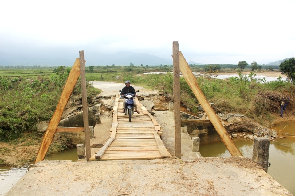 Người dân đi lại qua cầu tạm, chấm dứt chia cắt trong những ngày lụt bão vừa qua