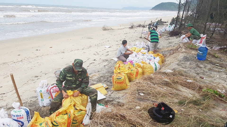 Hàng trăm hecta đất ruộng đang dần bị biển “nuốt chửng” - 7
Bộ đội giúp dân gia cố các điểm sạt lở nặng trên bờ biển qua 3 thôn xã Vinh Hải