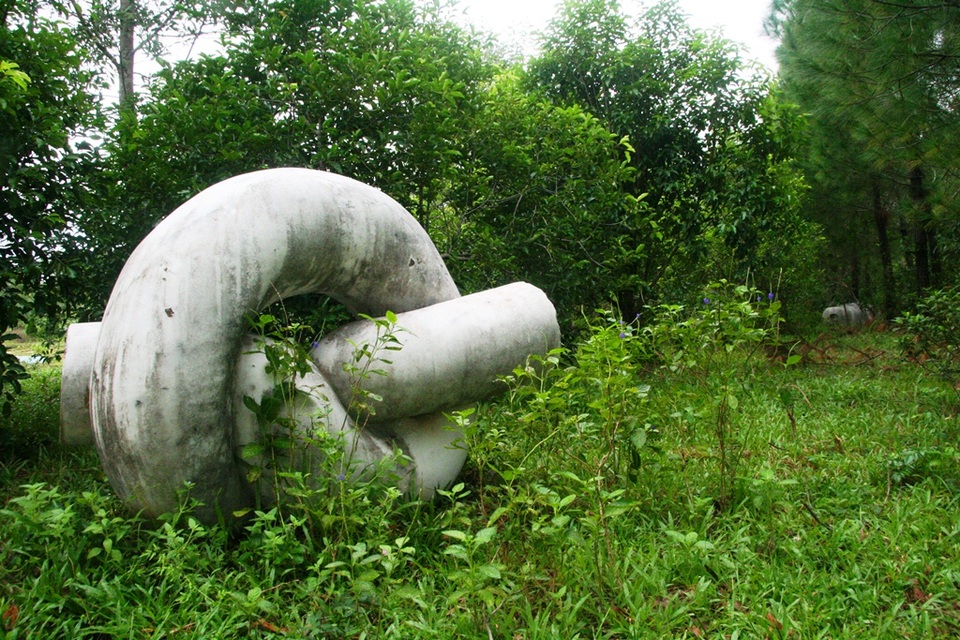 Sẽ dời các vườn tượng bị bỏ hoang ra dọc sông Hương - 5 Tác phẩm “Khởi đầu” của Võ Văn Xuân (Việt Nam) bằng đá trắng kích cỡ 1,3mx0,8mx1,8m nằm chìm trong cỏ dại