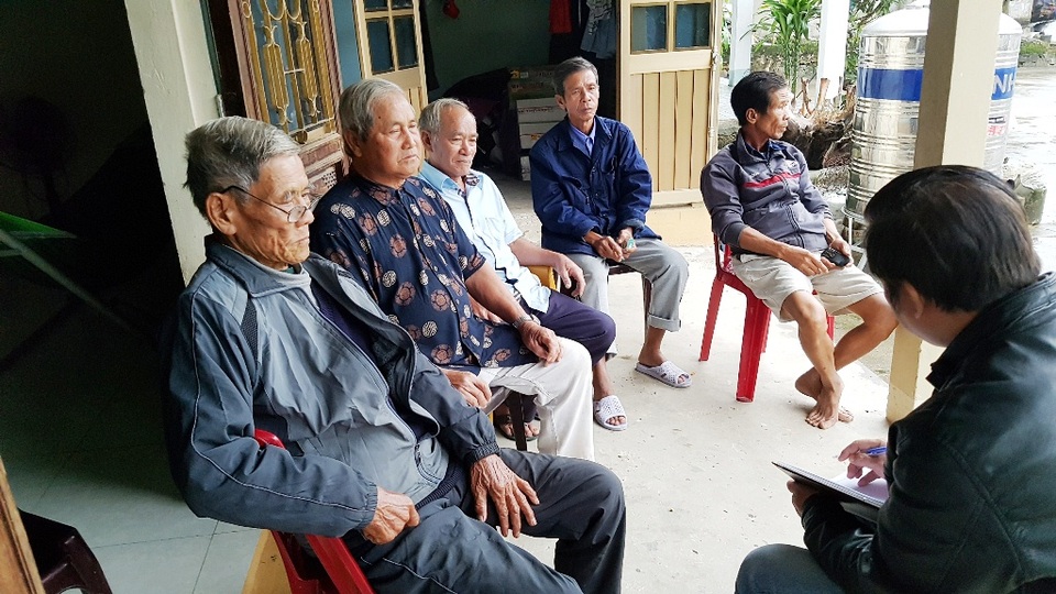 Người dân 2 tỉnh lo nhà máy dệt nhuộm xả thải thẳng ra sông - 3 Người dân xã Hải Hòa bức xúc trao đổi với PV