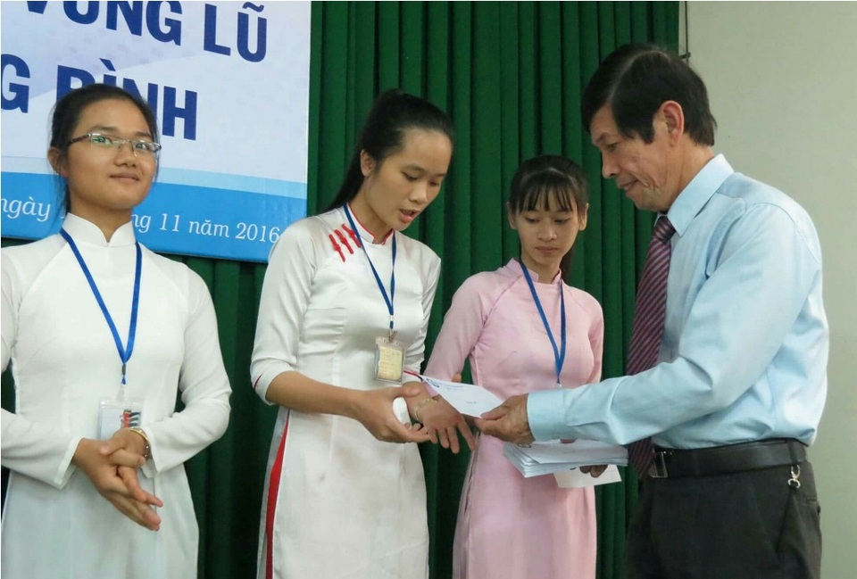 Đại học Sư phạm Huế hỗ trợ 243 sinh viên vùng lũ Quảng Bình, Hà Tĩnh - 1 PGS.TS.Nguyễn Thám, Hiệu trưởng Đại học Sư phạm Huế trao quà giúp đỡ cho sinh viên vùng lũ