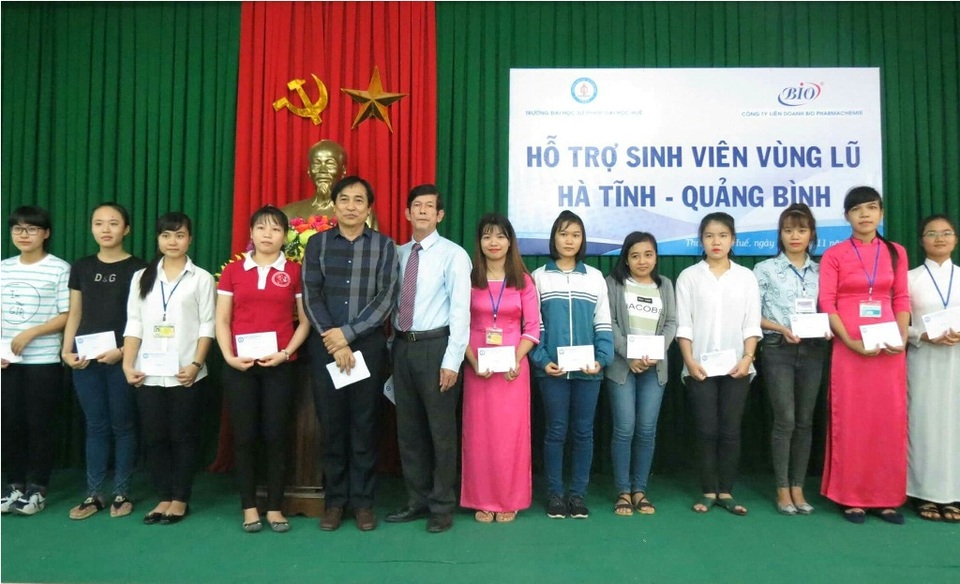 Đại học Sư phạm Huế hỗ trợ 243 sinh viên vùng lũ Quảng Bình, Hà Tĩnh - 2 Có tổng cộng 243 sinh viên vùng lũ tỉnh Quảng Bình, Hà Tĩnh được nhà trường hỗ trợ các phần quà ý nghĩa