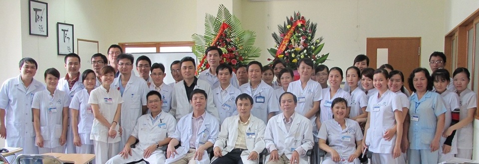 Tính ưu việt mang tầm thế giới của phẫu thuật nội soi qua lỗ tự nhiên điều trị ung thư đại trực tràng - 3 Tập thể Khoa Ngoại nhi - Cấp cứu bụng, Bệnh viện Trung ương Huế cùng với Trưởng khoa - Giám đốc Bệnh viện - PGS.TS. Phạm Như Hiệp là nhóm tác giả vinh dự đạt giải Nhì lĩnh vực Y Dược - Nhân Tài Đất Việt 2016 do Báo Dân trí tổ chức