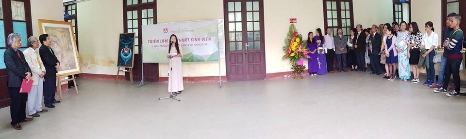Sinh viên Nghệ thuật Huế triển lãm tác phẩm tri ân thầy cô - 1 Đại diện sinh viên trường Đại học Nghệ thuật Huế phát biểu tri ân thầy cô giáo