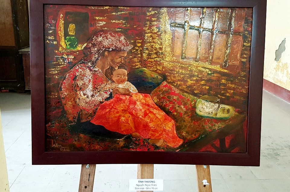 Sinh viên Nghệ thuật Huế triển lãm tác phẩm tri ân thầy cô - 7 Tình thương – Nguyễn Ngọc Trâm – Sơn mài 50x70cm