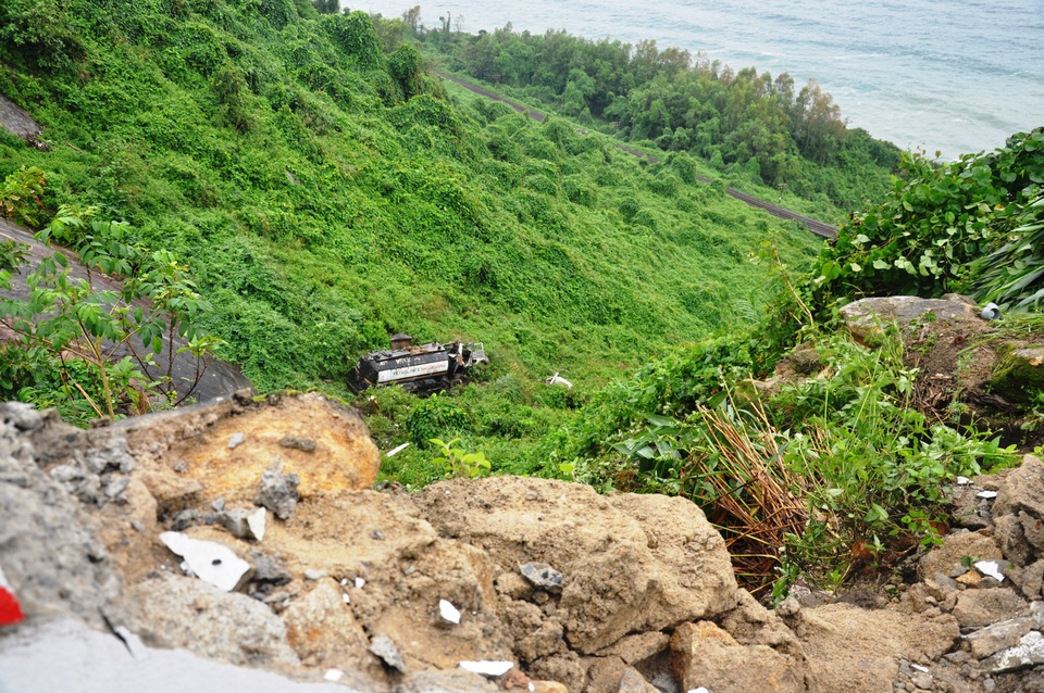 Xe bồn chở nhựa lao xuống vực ở đèo Hải Vân đã làm 2 tài xế tử vong đáng thương
