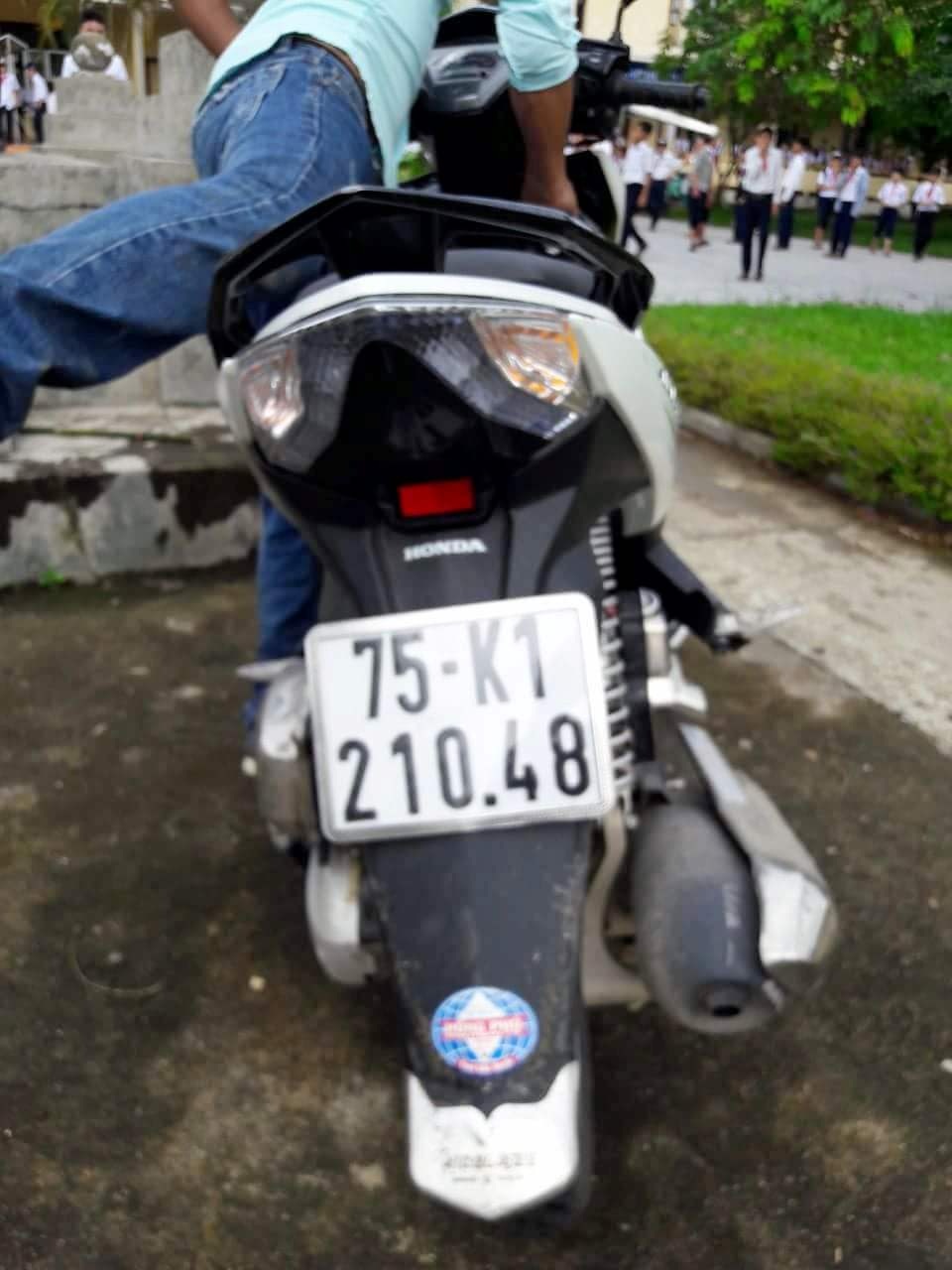 Học sinh cấp 2 gọi người thân vào trường đánh bạn - 2 Một số giáo viên đã kịp thời chụp ảnh lại xe của nhóm thanh niên xăm trổ đánh ông Hiệp bảo vệ