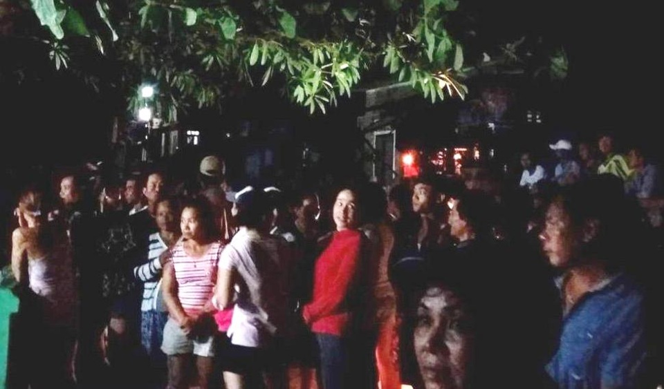 Người dân địa phương dù đêm tối vẫn kéo đến nhà ông Khuyên để xem