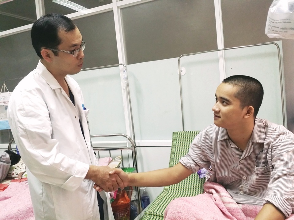 Lần đầu tiên chữa bệnh động kinh bằng... phẫu thuật - 1 BS. Trương Văn Trí và bệnh nhân Lê Hậu được chữa khỏi bệnh động kinh bằng phẫu thuật (ảnh: L.P)