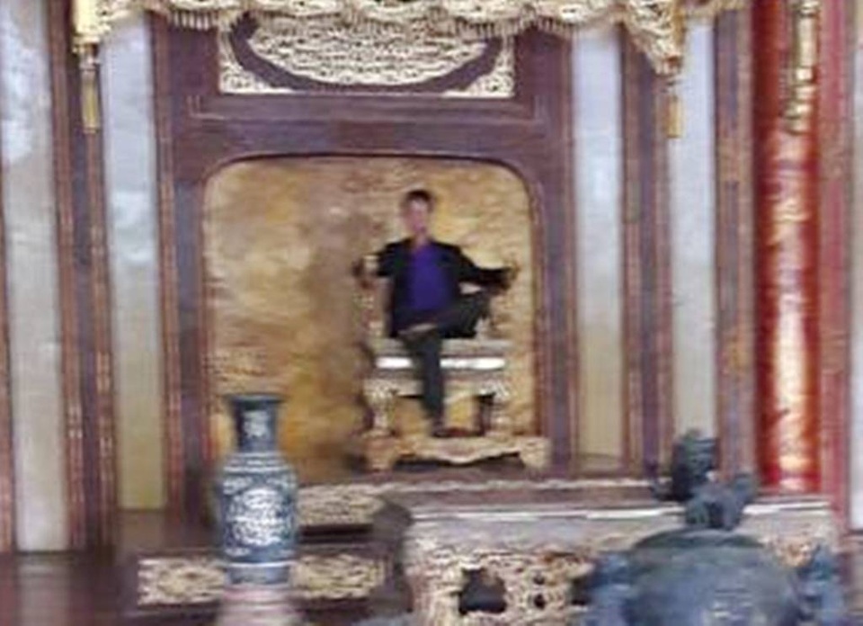Bức ảnh thanh niên ngồi trên ngai vàng ở Điện Thái Hòa phóng to thì không thấy rõ chi tiết khuôn mặt và nhiều nét đã chỉnh sửa bằng Photoshop