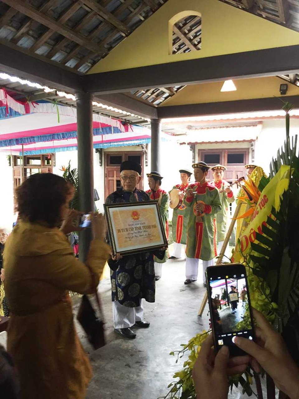 Đưa bằng công nhận Di tích lịch sử cấp tỉnh lăng vua Hiệp Hòa về Phủ Văn Lãng Quận Vương để thờ