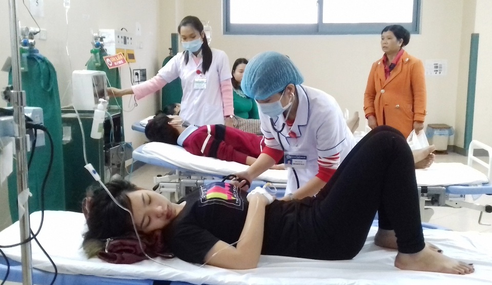 Gần 100 người nhập viện sau khi ăn bánh mỳ - 1 86 người nhập viện sau khi ăn bánh mỳ tại ngã tư chợ An Lỗ, huyện Phong Điền, tỉnh Thừa Thiên Huế