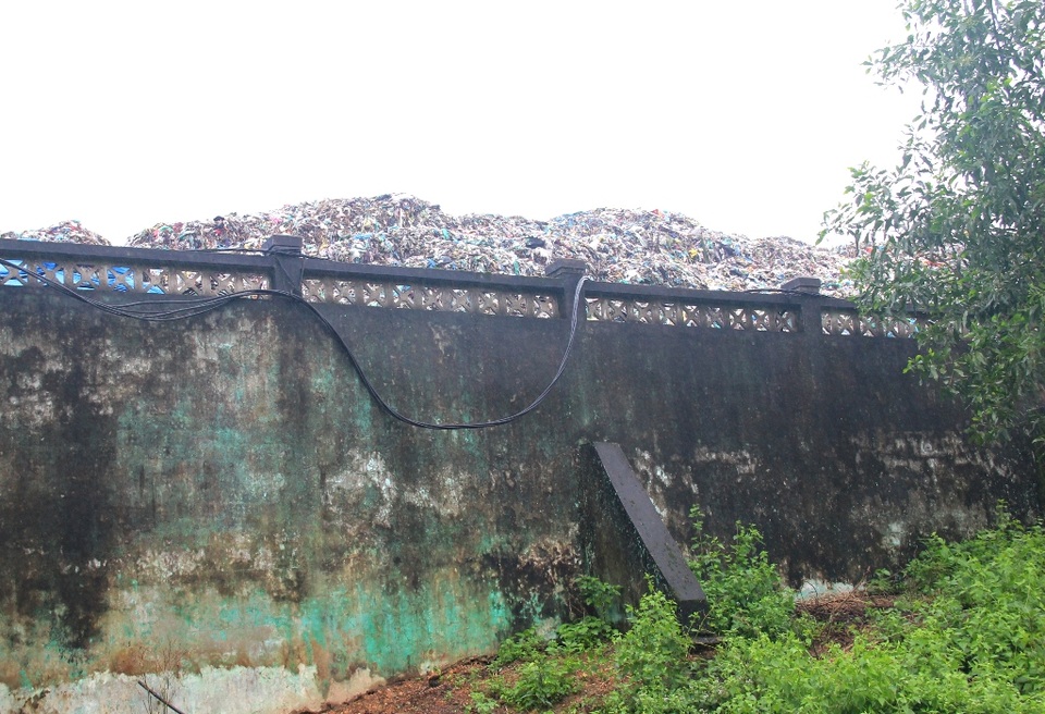 Rác tồn đọng chất đống không được che đậy tại nhà máy rác Thủy Phương