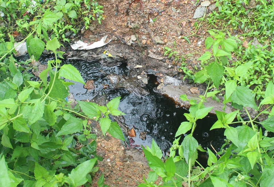 Nước từ nhà máy rác này chảy ra môi trường bên ngoài đen kịt