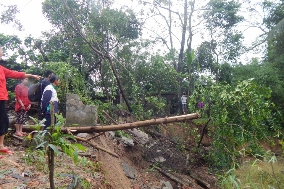 
Nhiều điểm sạt lở nghiêm trọng.
