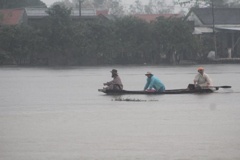 Hơn 1.300 ngôi nhà ngập nước, người dân "bơi" trong lũ - 5
Đường vào nhà dẫn ngập nặng, phải dùng thuyền để di chuyển