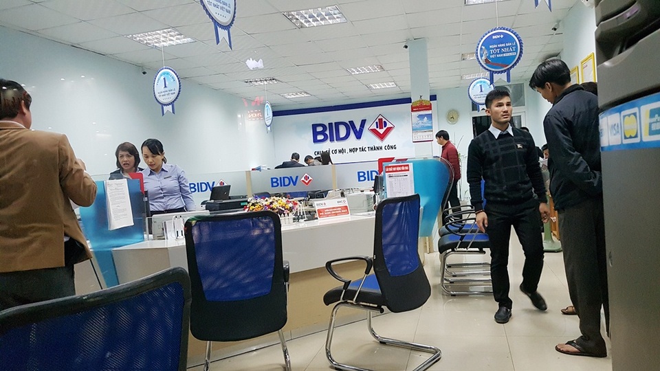 Nhiều bi sắt vương vãi tại hiện trường vụ nổ súng, cướp ngân hàng táo tợn - 5 Công an đang phong tỏa ngân hàng để làm rõ