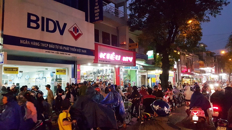 Nhiều bi sắt vương vãi tại hiện trường vụ nổ súng, cướp ngân hàng táo tợn - 7 Cả khu phố tắc nghẽn cục bộ sau vụ cướp