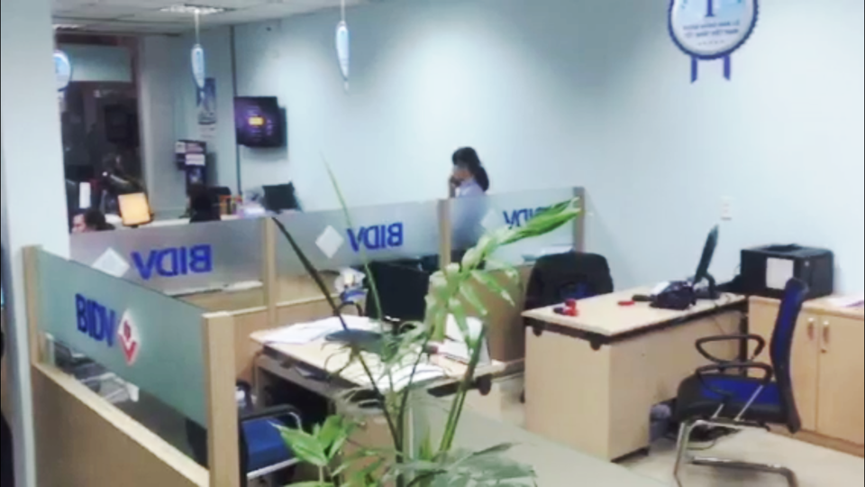 Clip tên cướp chĩa súng giả, cướp tiền ngân hàng - 3
Gian giao dịch của ngân hàng BIDV bị cướp