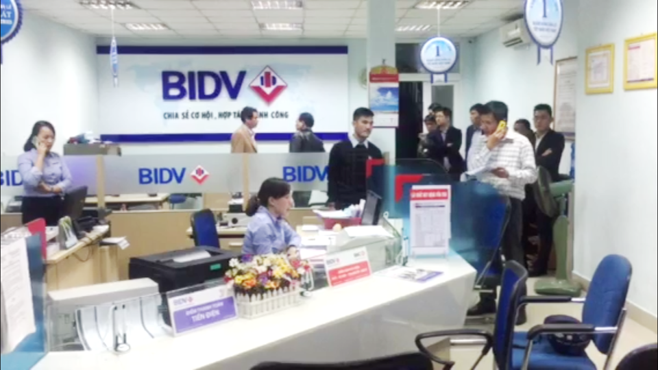 Clip tên cướp chĩa súng giả, cướp tiền ngân hàng - 5
Tên cướp đã đứng tại vị trí trước quầy giao dịch này và chĩa súng khống chế, bắn mấy phát súng và lấy tiền vào túi rồi tẩu thoát trong vòng 17 giây