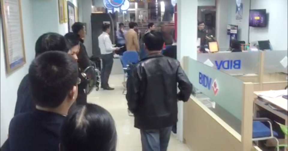 Clip tên cướp chĩa súng giả, cướp tiền ngân hàng - 8
Công tác khám nghiệm hiện trường được thực hiện đến khuya 6/12 (ảnh cắt từ clip L.V)