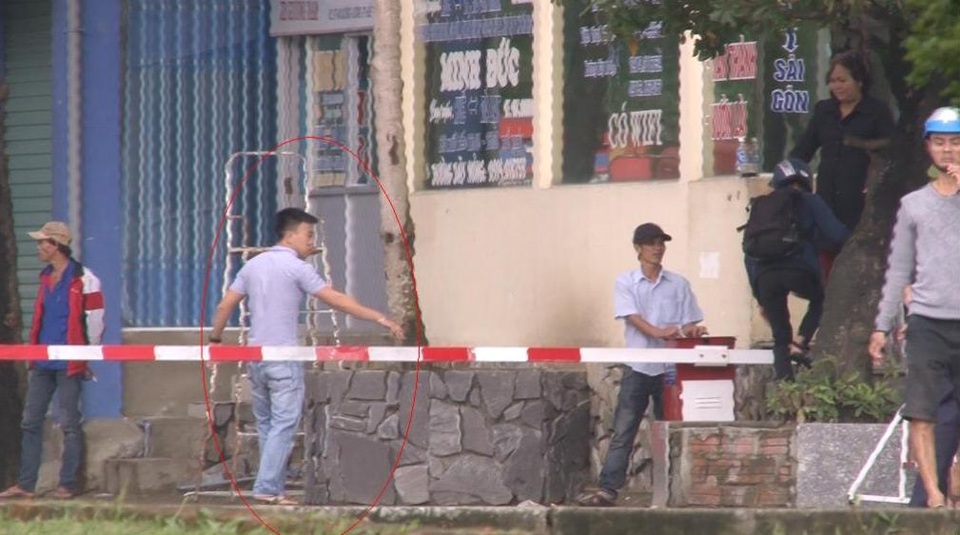 Các cò mồi ở bến xe phía nam TP Huế (ảnh: công Quang)