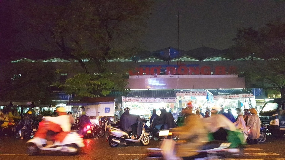 Vụ cướp ngân hàng ở Huế: Tìm thấy tang vật gây án vứt tại chợ - 4
Đối tượng cướp ngân hàng được cho là đã vứt xe và mũ tại chợ Đông Ba rồi tiếp tục lên đường tẩu thoát
